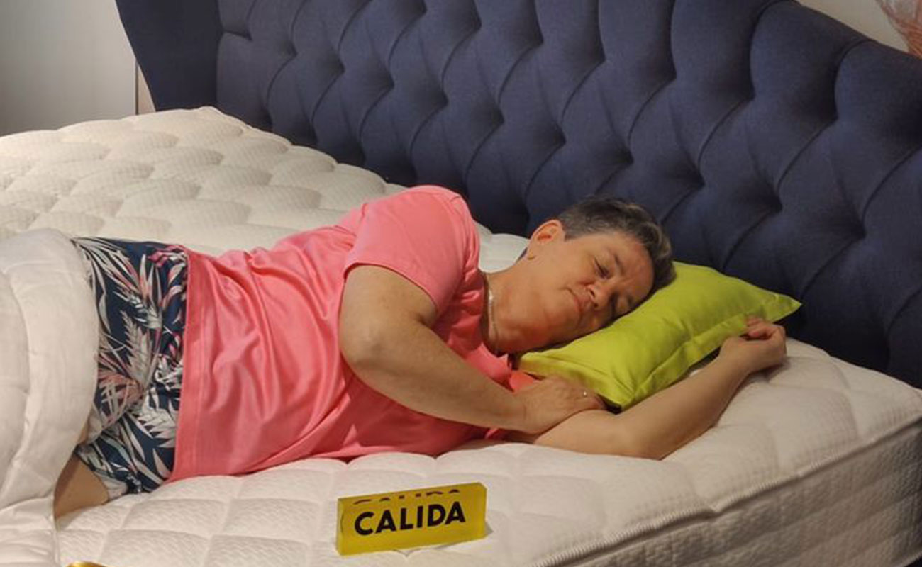 Calida - Nachtwäsche - eine Frau liegt im Bett