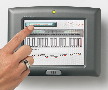 Computergestütztes Messgerät - Hand zeigt auf die Auswertung der Körperkonturen auf dem Bildschirm